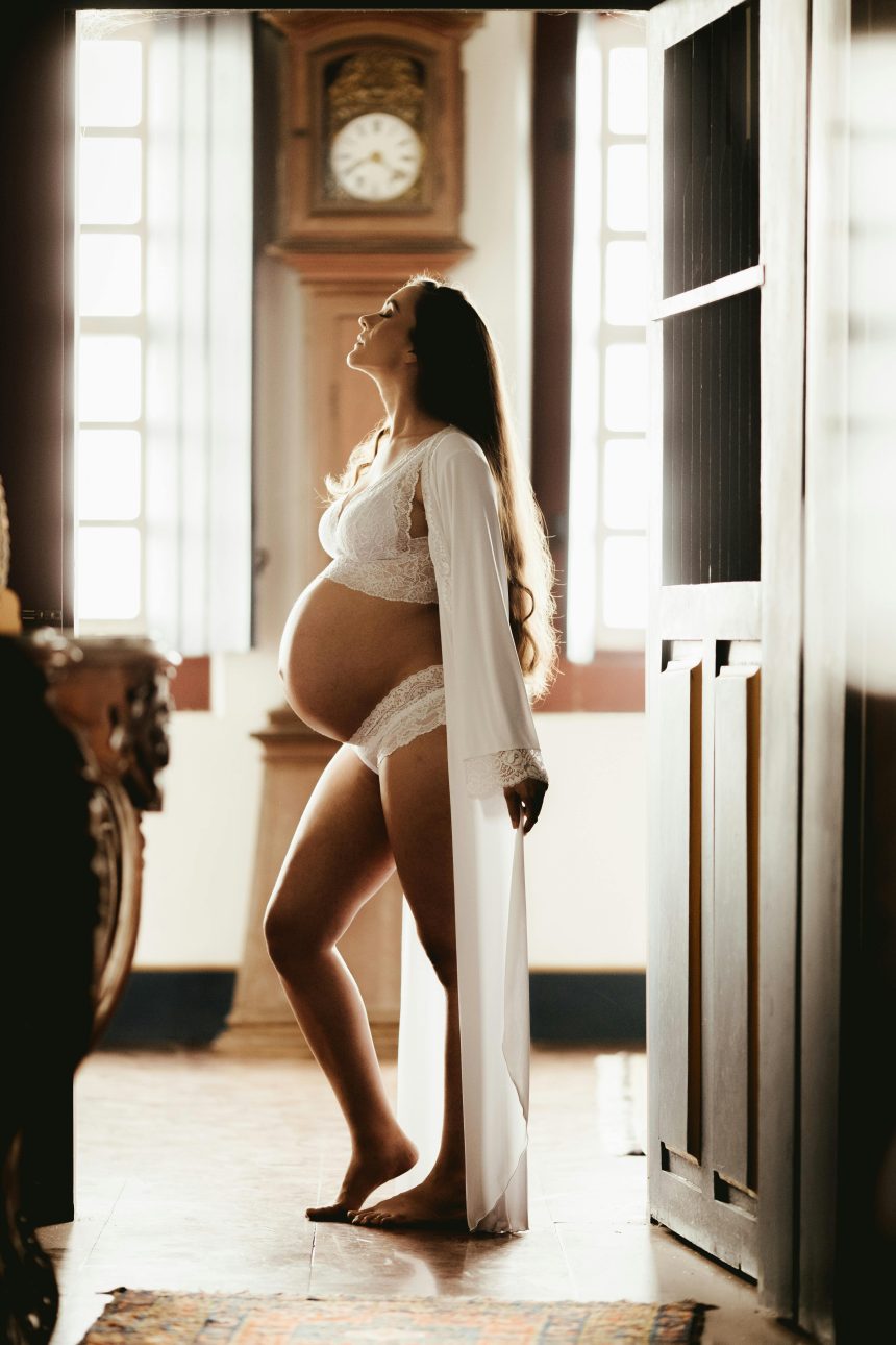 Femme enceinte souriante dans un cadre chaleureux à Périgueux