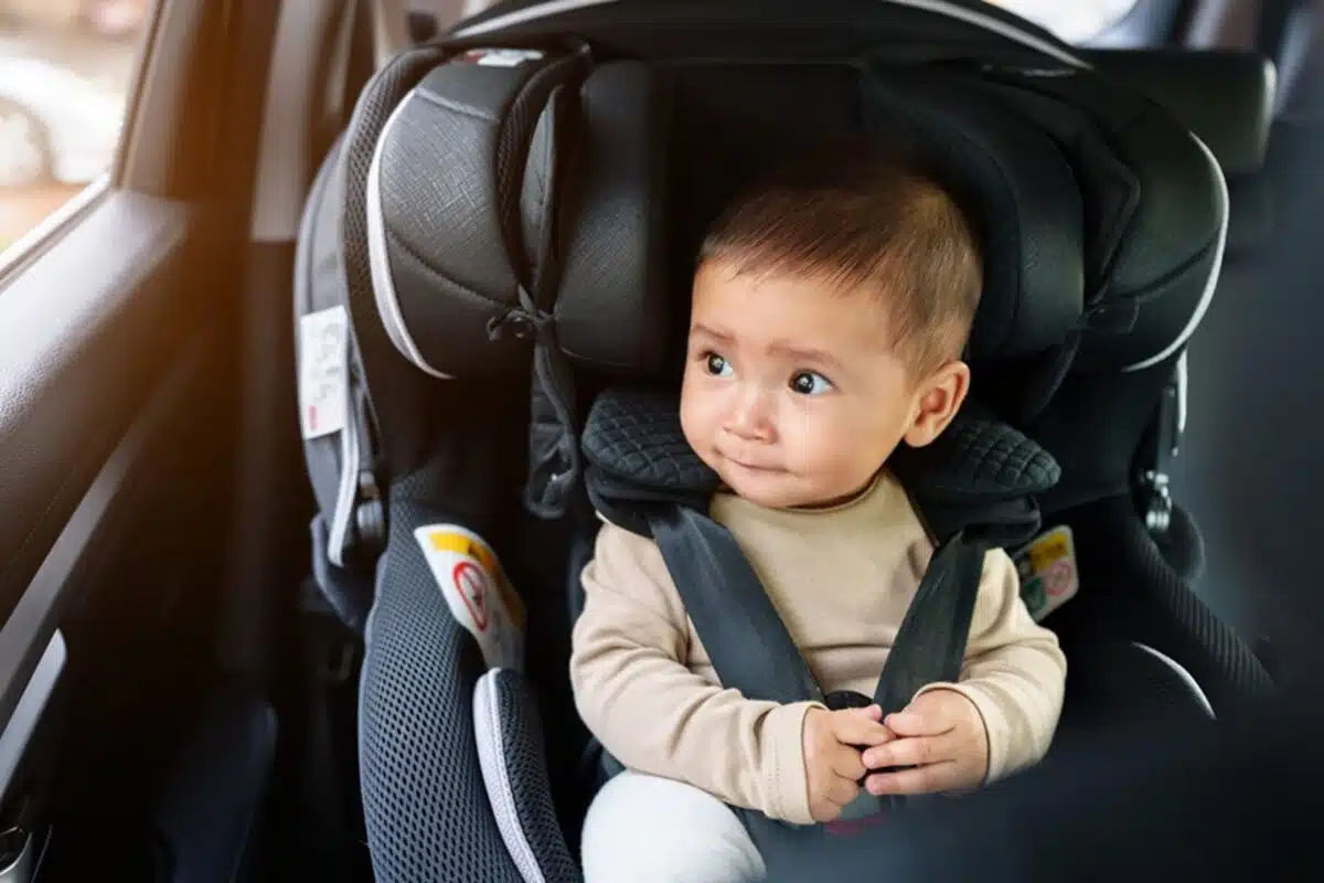 enfant dans un siège auto