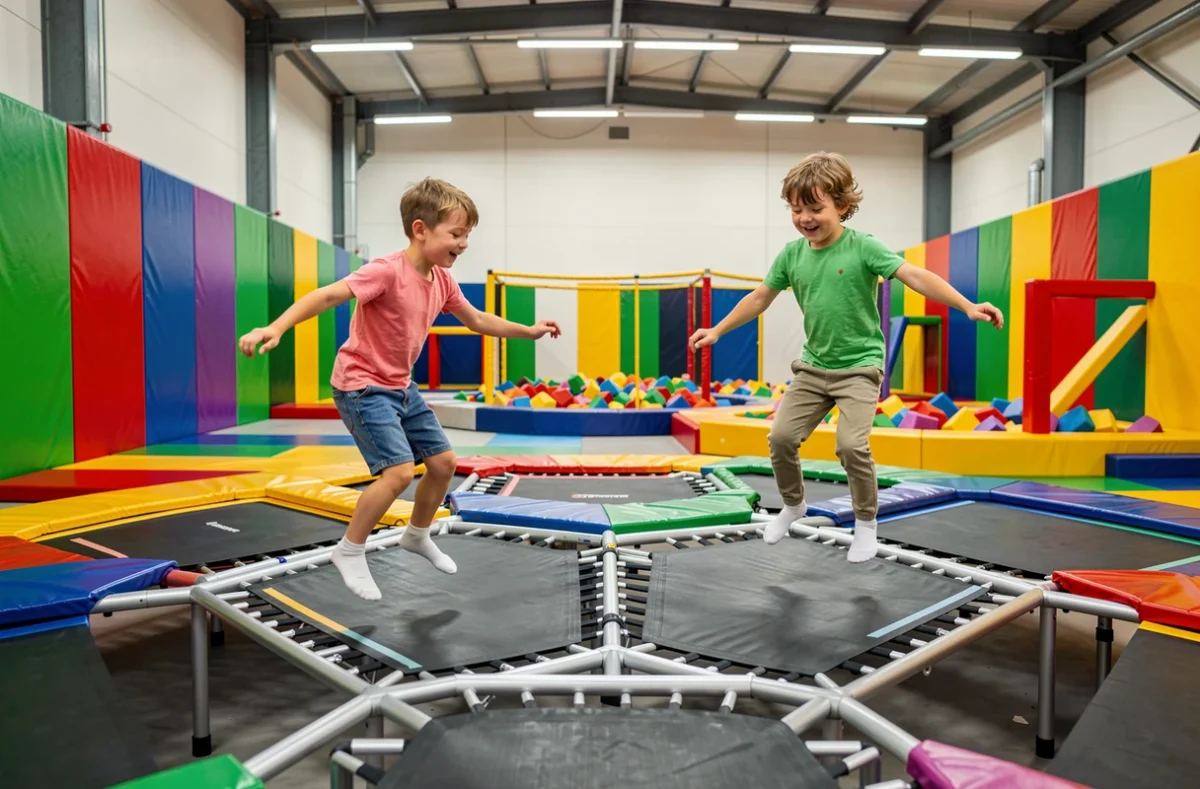 Enfants sautant sur les trampolines et structures de jeux de Fun City Dorlisheim, parc de loisirs intérieur en Alsace